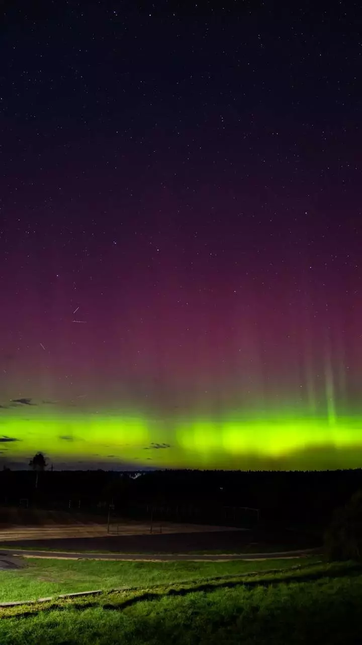 Мощная геомагнитная буря спровоцировала полярные сияния в Беларуси