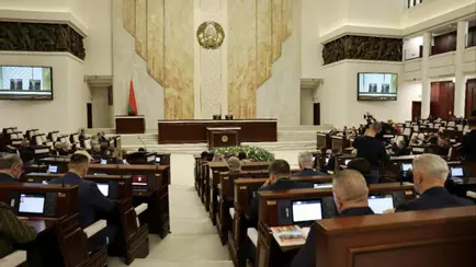 Лукашенко предложил парламенту быстрее готовить законы и чаще их пересматривать