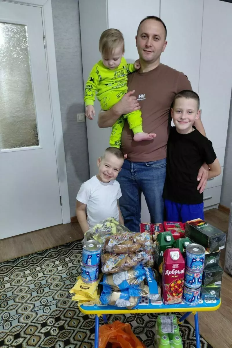 Милиция Минщины подарила колбасу, чай и печенье. Кому?