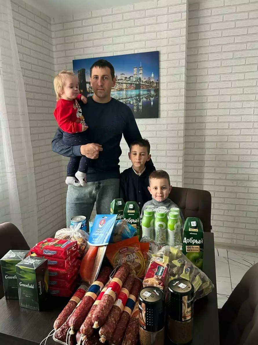 Милиция Минщины подарила колбасу, чай и печенье. Кому?