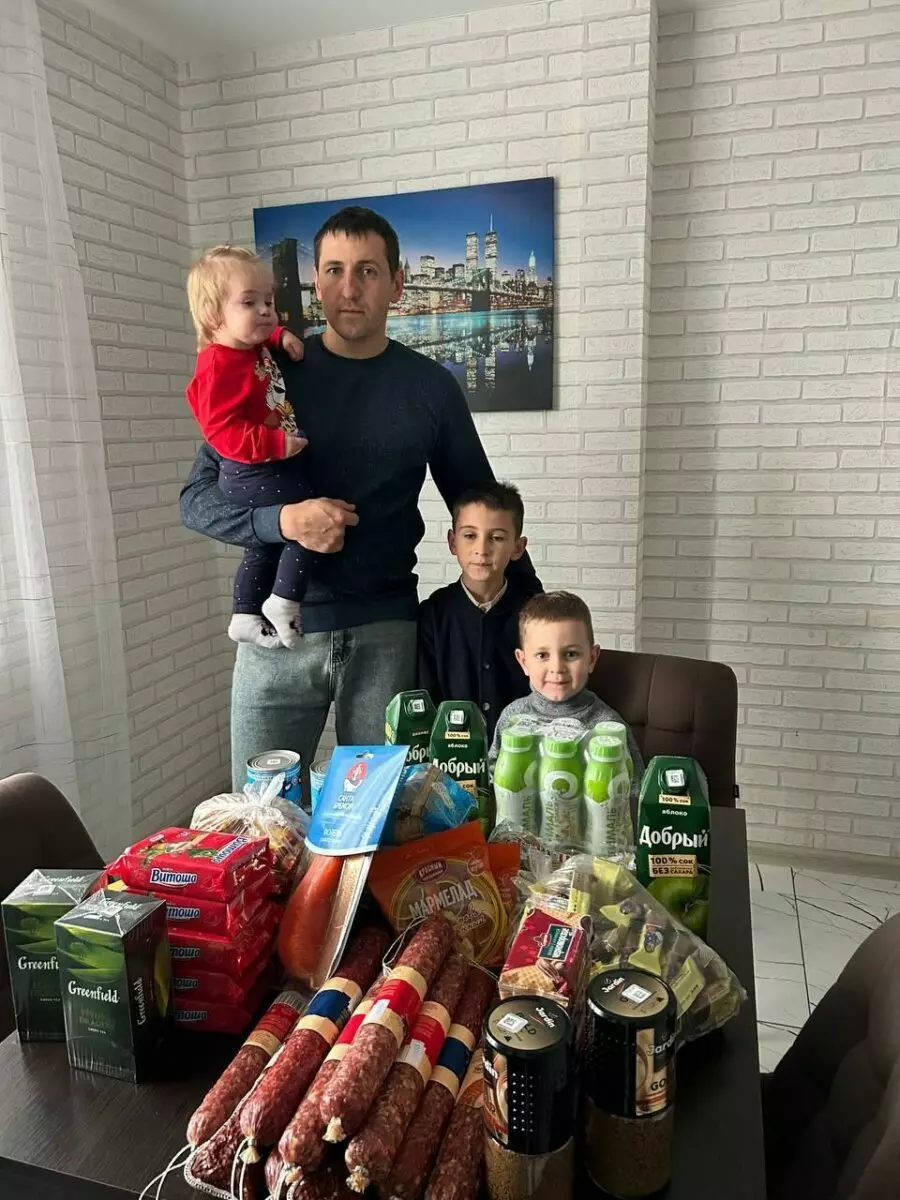 Милиция Минщины подарила колбасу, чай и печенье. Кому?