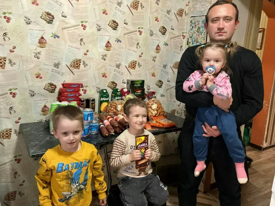 Милиция Минщины подарила колбасу, чай и печенье. Кому?