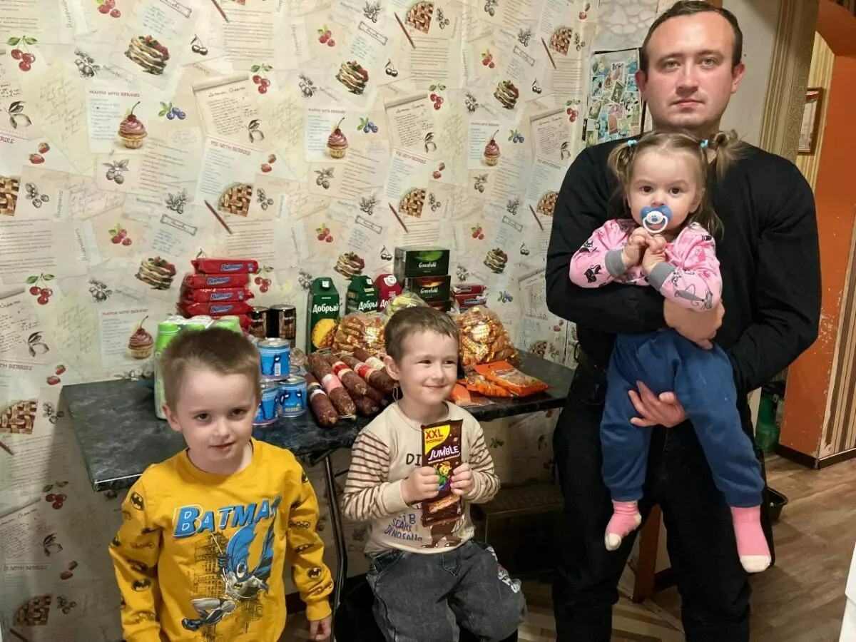 Милиция Минщины подарила колбасу, чай и печенье. Кому?