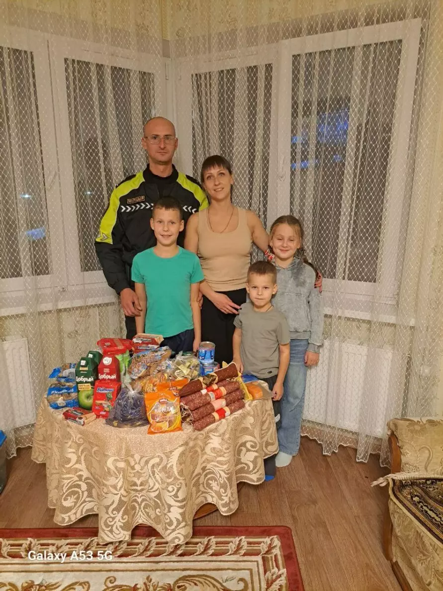 Милиция Минщины подарила колбасу, чай и печенье. Кому?