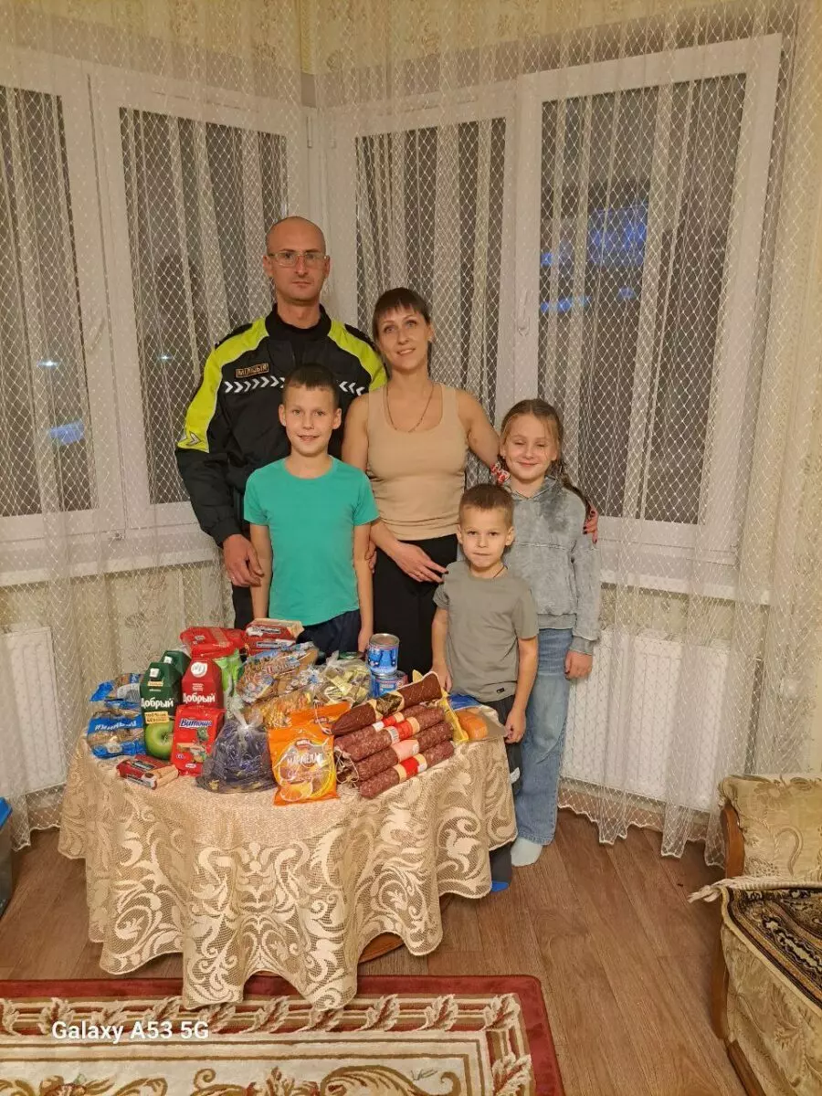 Милиция Минщины подарила колбасу, чай и печенье. Кому?