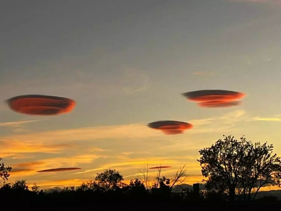 Испанцы наводнили соцсети фотографиями с «доказательствами вторжения НЛО». Что это было?