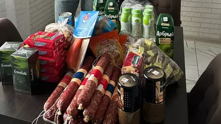 Милиция Минщины подарила колбасу, чай и печенье. Кому?