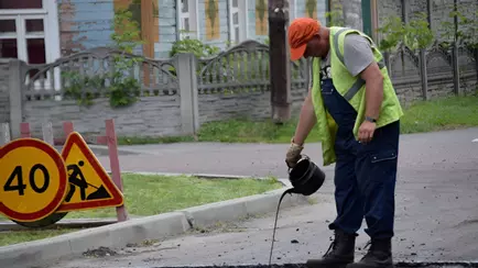 В Минтрансе рассказали, когда на дорогах Беларуси перестанут делать ямочный ремонт