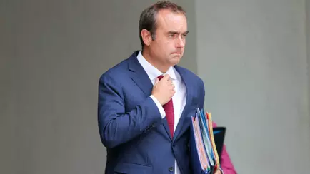 Новый премьер Франции ушел в отставку, не проработав и месяца