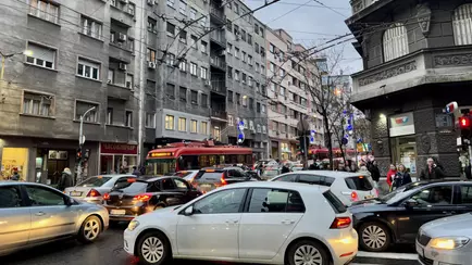 Мэр Белграда пообещал запретить автомобилям повороты налево. Что за тренд?