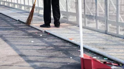 МинЖКХ предложило обязать некоторых белорусов носить с собой совки