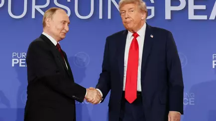 Трамп повысил голос на Путина и ушел с переговоров. FT опубликовала новые подробности встречи на Аляске