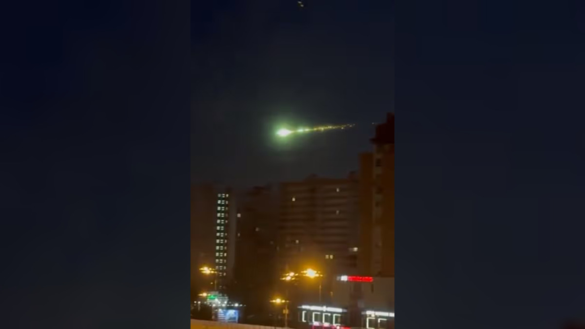 В небе над Москвой заметили яркий НЛО с зелёным свечением. Что это было?