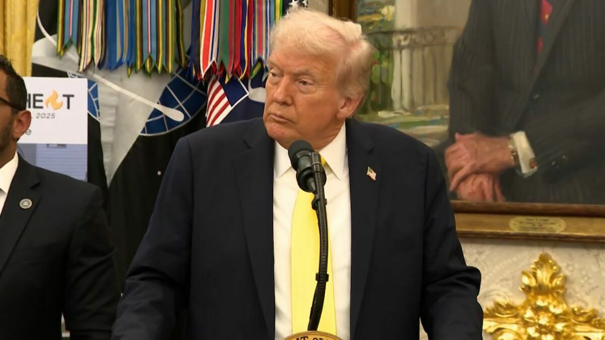 Трамп санкционировал операции ЦРУ в Венесуэле и пообещал подумать над ударами по ее территории