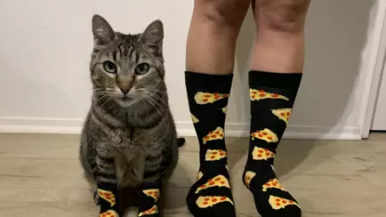 Подолог из Минска показала, как правильно выбрать в магазине носки по размеру. Поможет избежать неприятной проблемы