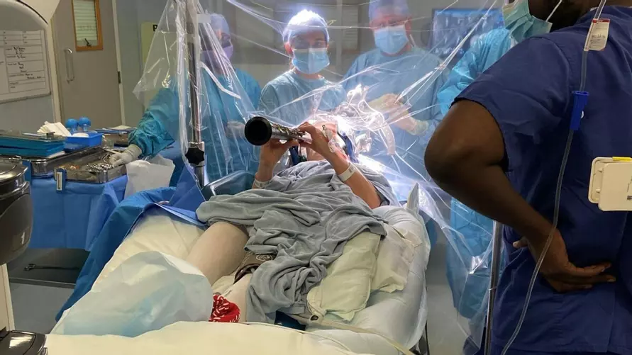 Хирурги попросили пациентку играть на кларнете во время операции на мозге