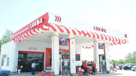 Заправки «Лукойл» перешли на наличку