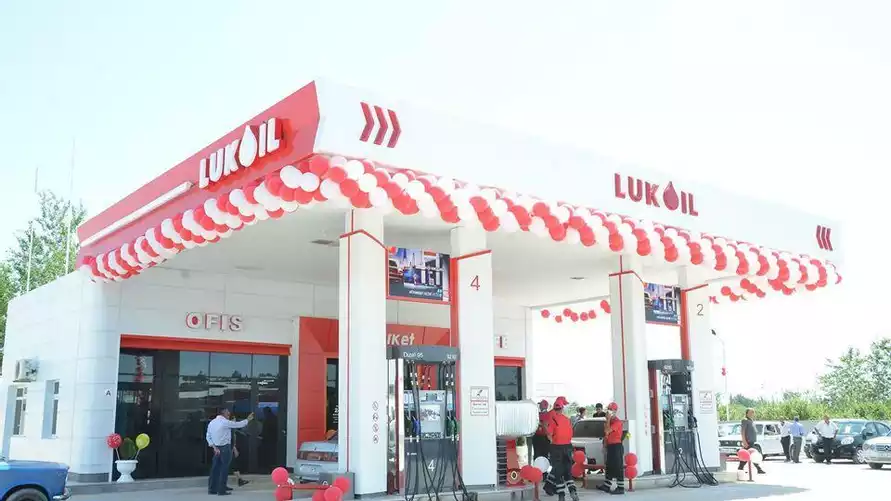 Заправки "Лукойл" перешли на наличку