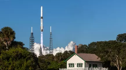 США запустили и успешно посадили ракету-«монстра» New Glenn