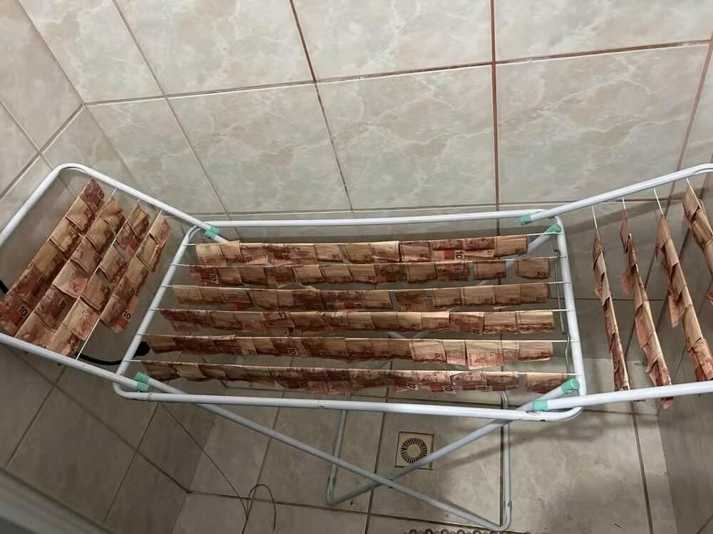 Бандиты решили отмыть деньги. В прямом смысле слова - «Сушили на верёвке»