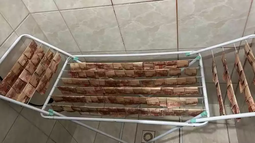 Бандиты решили отмыть деньги. В прямом смысле слова - «Сушили на верёвке»