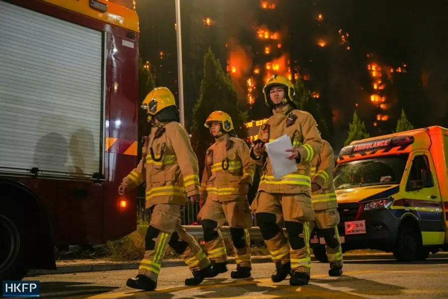 В Гонконге загорелись сразу 6 жилых высоток