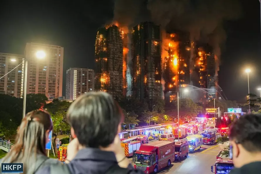 В Гонконге загорелись сразу 6 жилых высоток