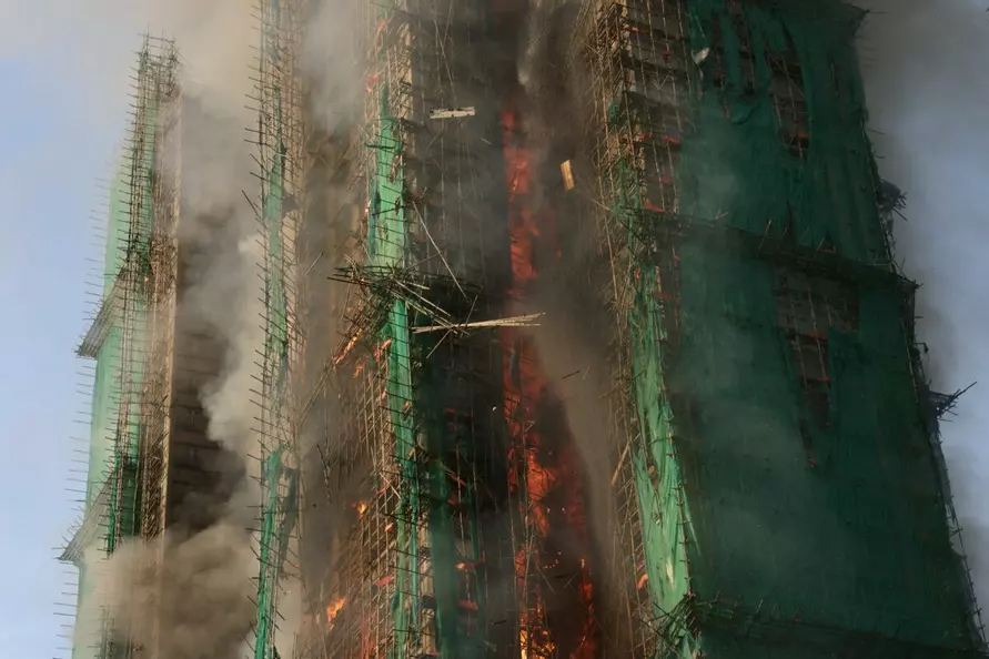 В Гонконге загорелись сразу 6 жилых высоток