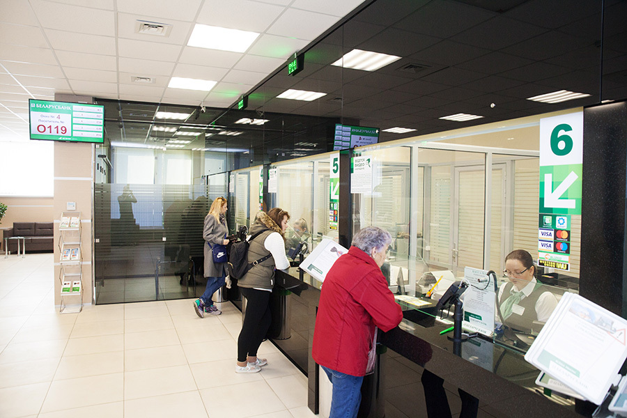 Живут одним днём? Беларусбанк исследовал, где берут деньги белорусы и на что тратят