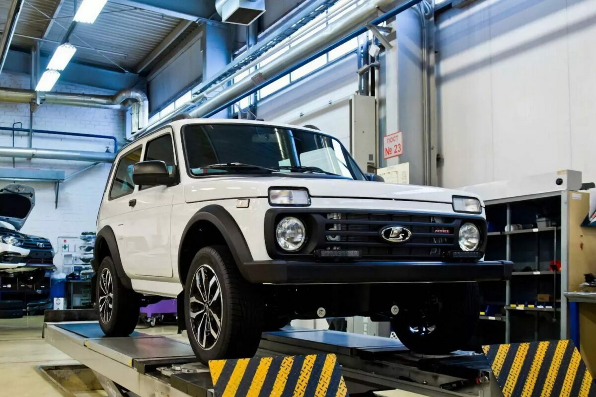 АвтоВАЗ привез на презентацию ржавую Lada Niva Sport