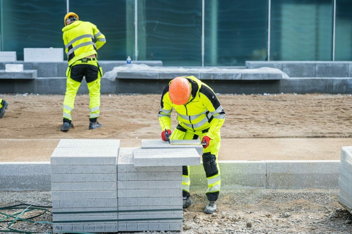 Белорусы обогнали украинцев среди всех иностранных работников в Литве. Где работают и сколько получают?