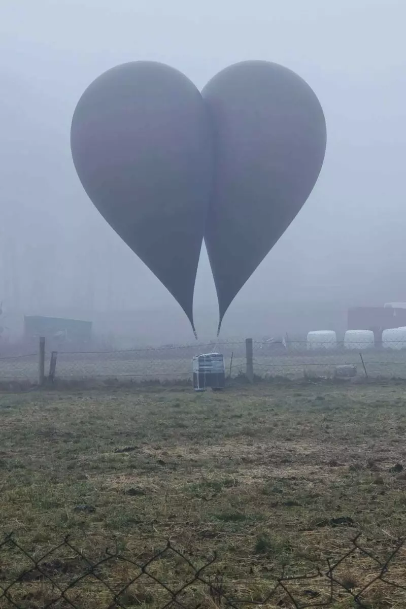 Польские пограничники показали «воздушный шар из Беларуси» с грузом на 81 тыс. рублей