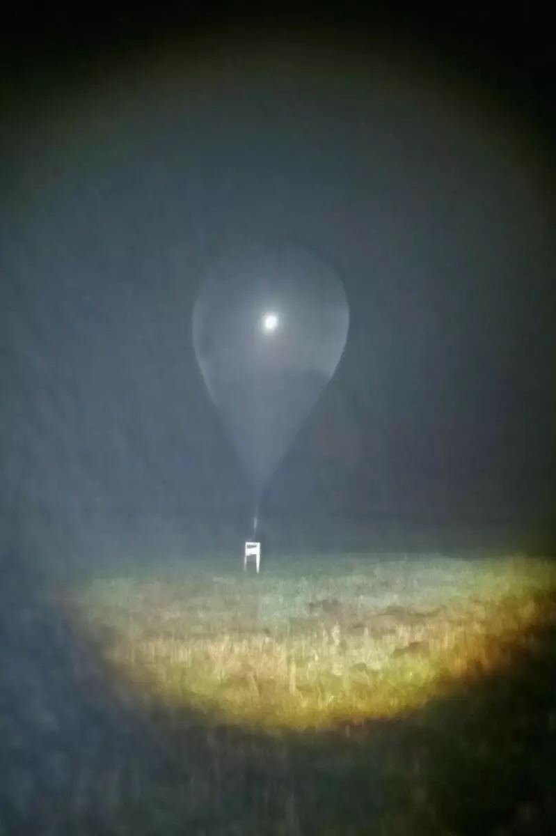 Польские пограничники показали «воздушный шар из Беларуси» с грузом на 81 тыс. рублей