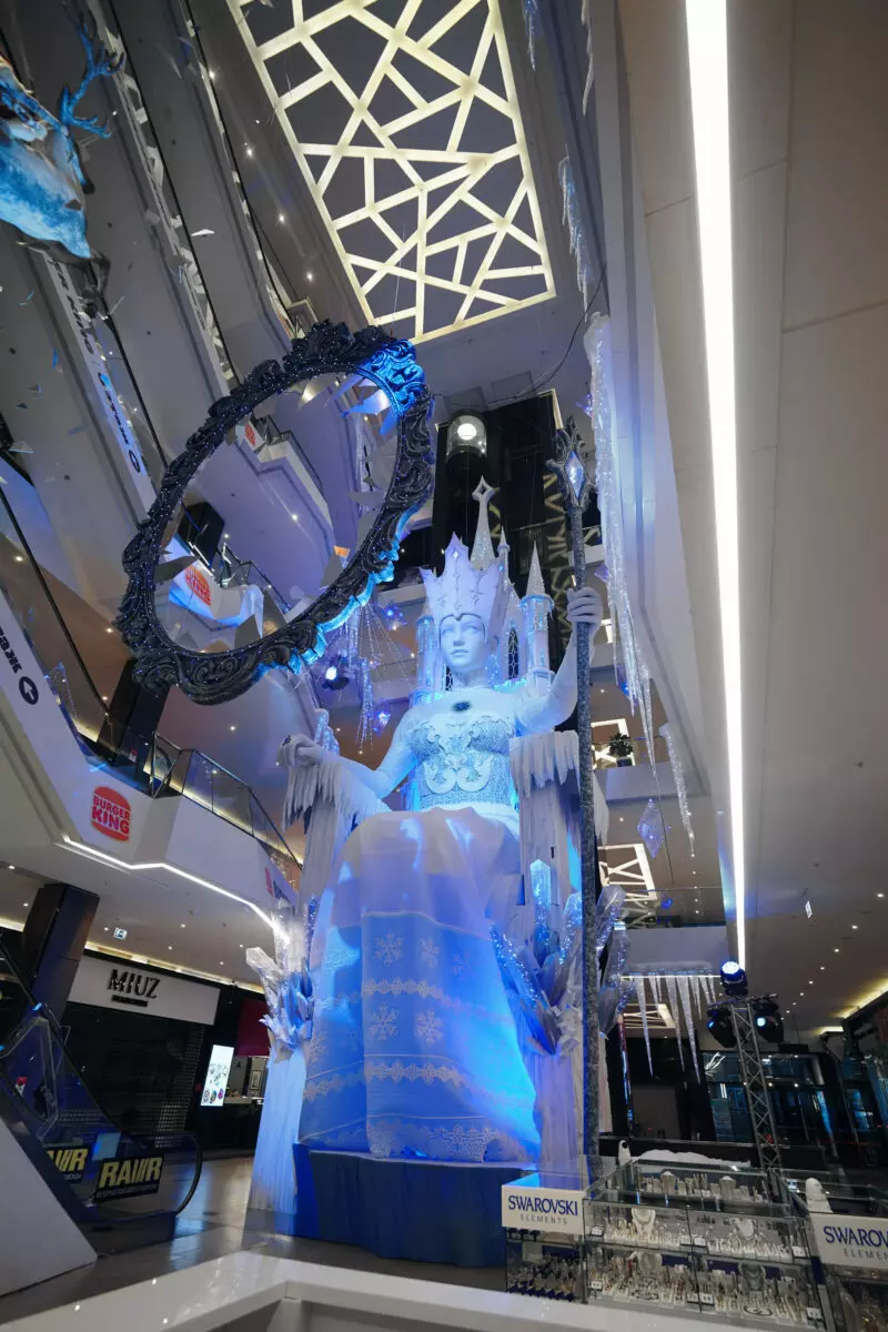 В Минске появилась 23-метровая статуя Снежной Королевы. Куда бежать на сказочную фотосессию?