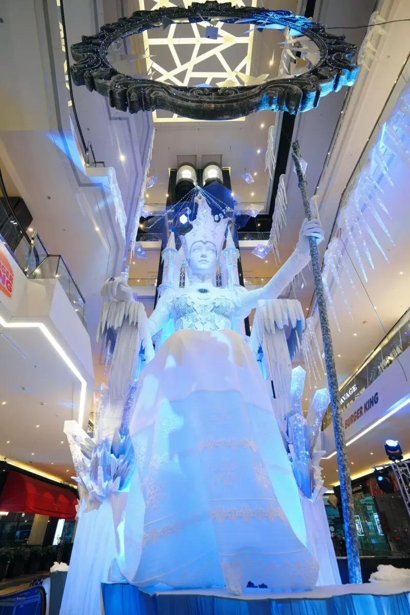 В Минске появилась 23-метровая статуя Снежной Королевы. Куда бежать на сказочную фотосессию?
