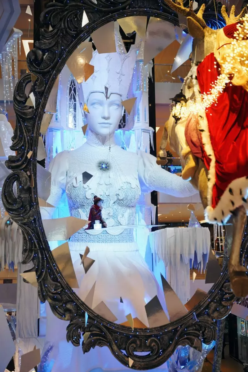 В Минске появилась 23-метровая статуя Снежной Королевы. Куда бежать на сказочную фотосессию?