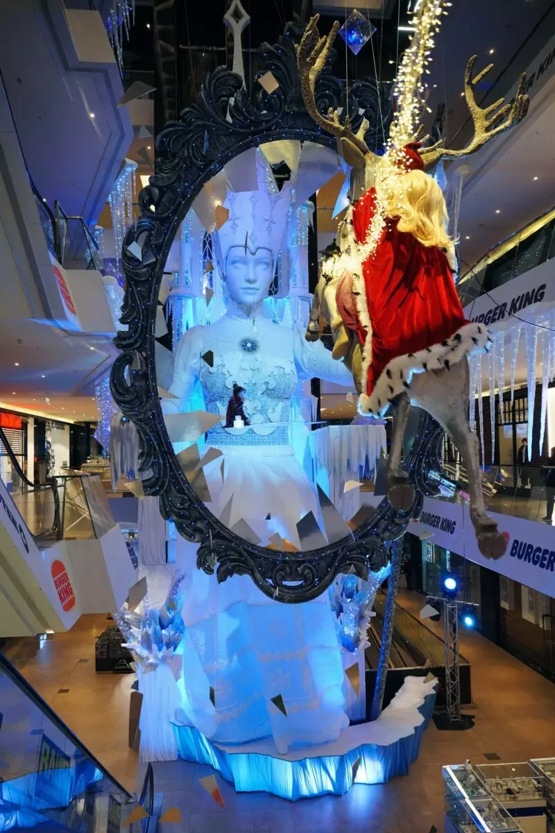 В Минске появилась 23-метровая статуя Снежной Королевы. Куда бежать на сказочную фотосессию?