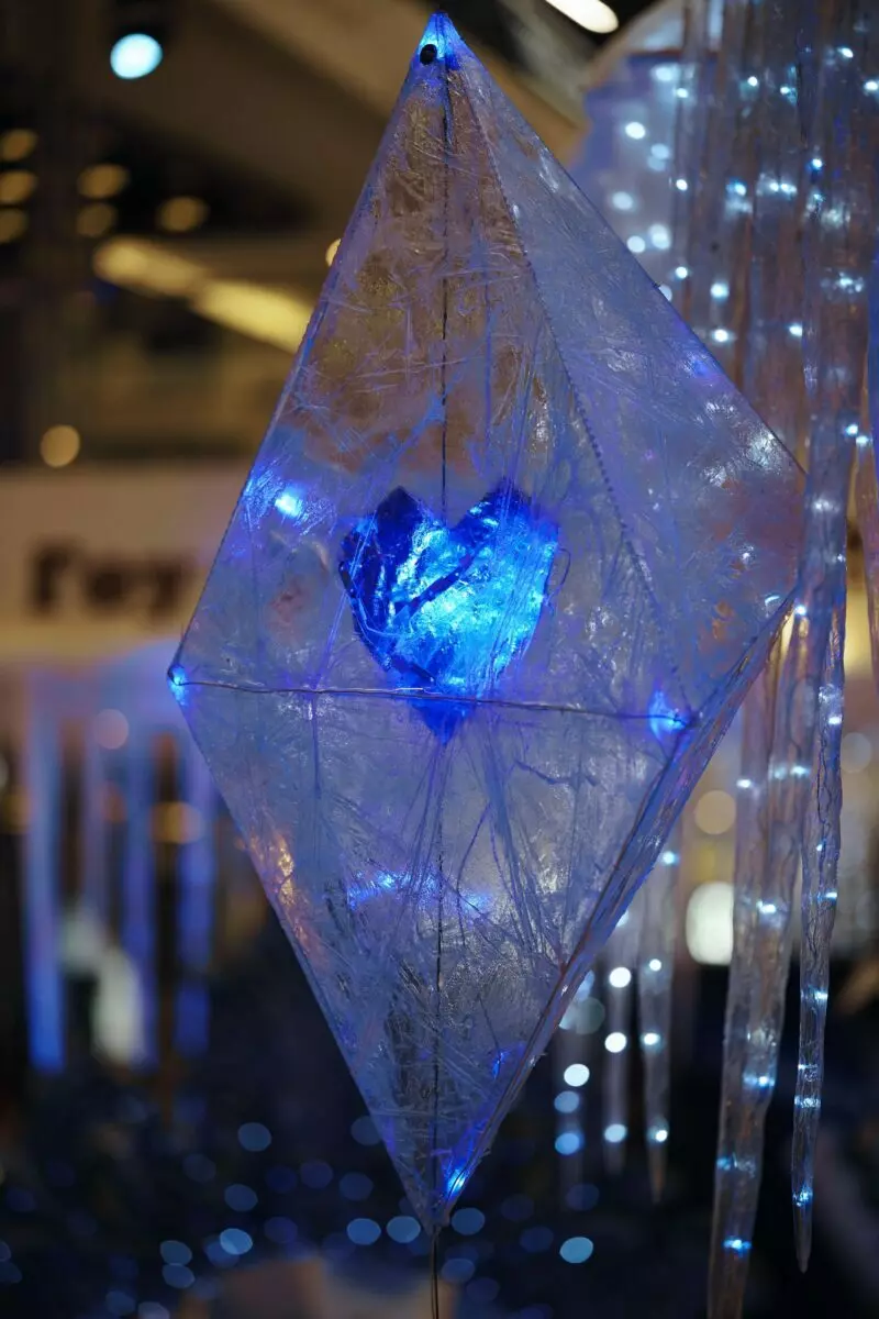 В Минске появилась 23-метровая статуя Снежной Королевы. Куда бежать на сказочную фотосессию?