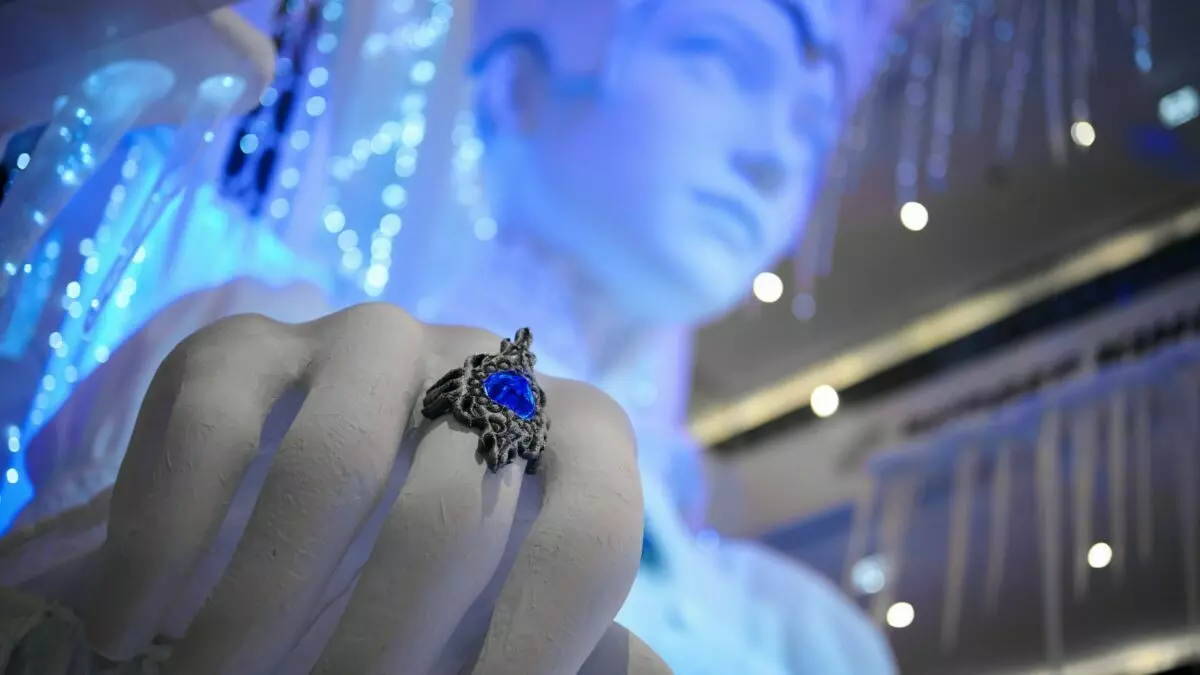 В Минске появилась 23-метровая статуя Снежной Королевы. Куда бежать на сказочную фотосессию?