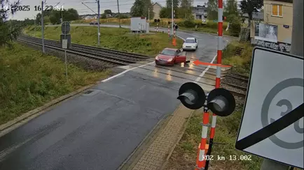 Невероятное спасение. У машины колесо отвалилось прямо на железнодорожном переезде