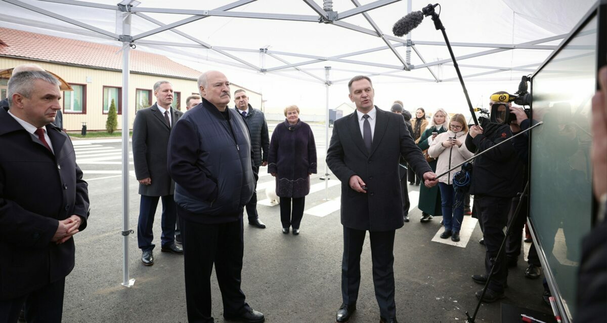 Лукашенко пообещал «скорые решения» для уехавших белорусов