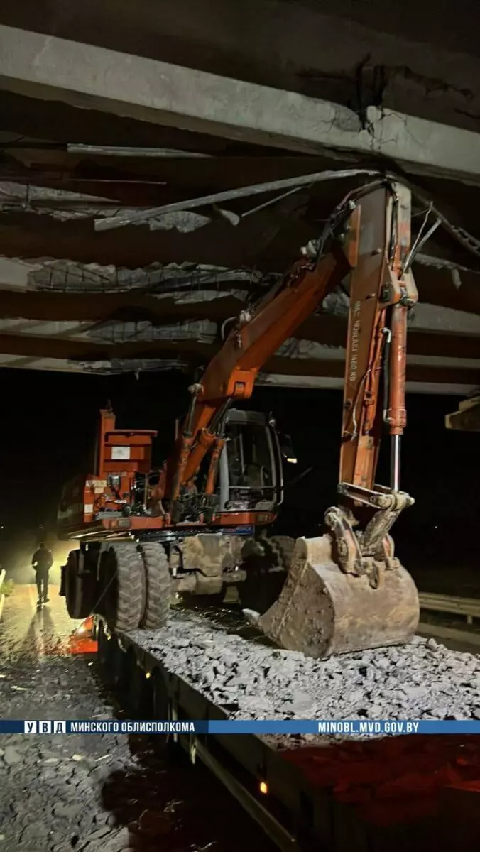 Фура зацепила мост под Минском. Даижение перекрыто