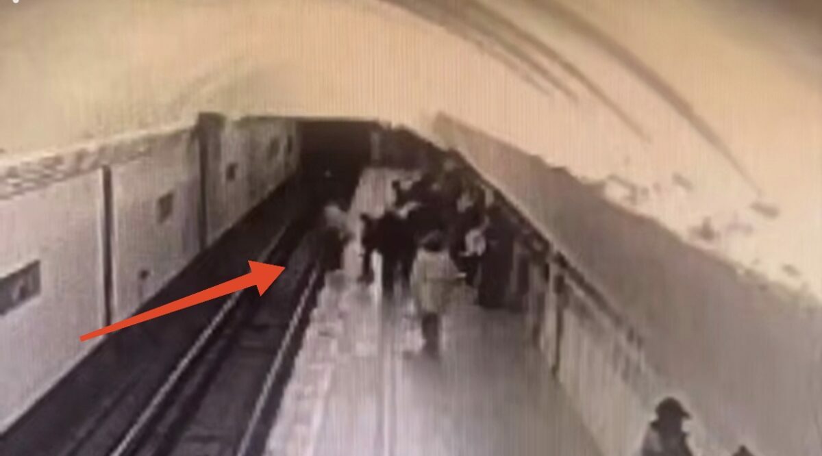 Пенсионерка столкнула школьницу на рельсы в метро из-за громкого разговора