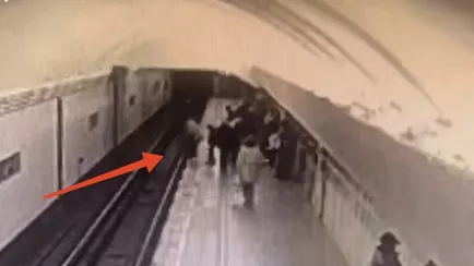 Пенсионерка столкнула школьницу на рельсы в метро из-за громкого разговора