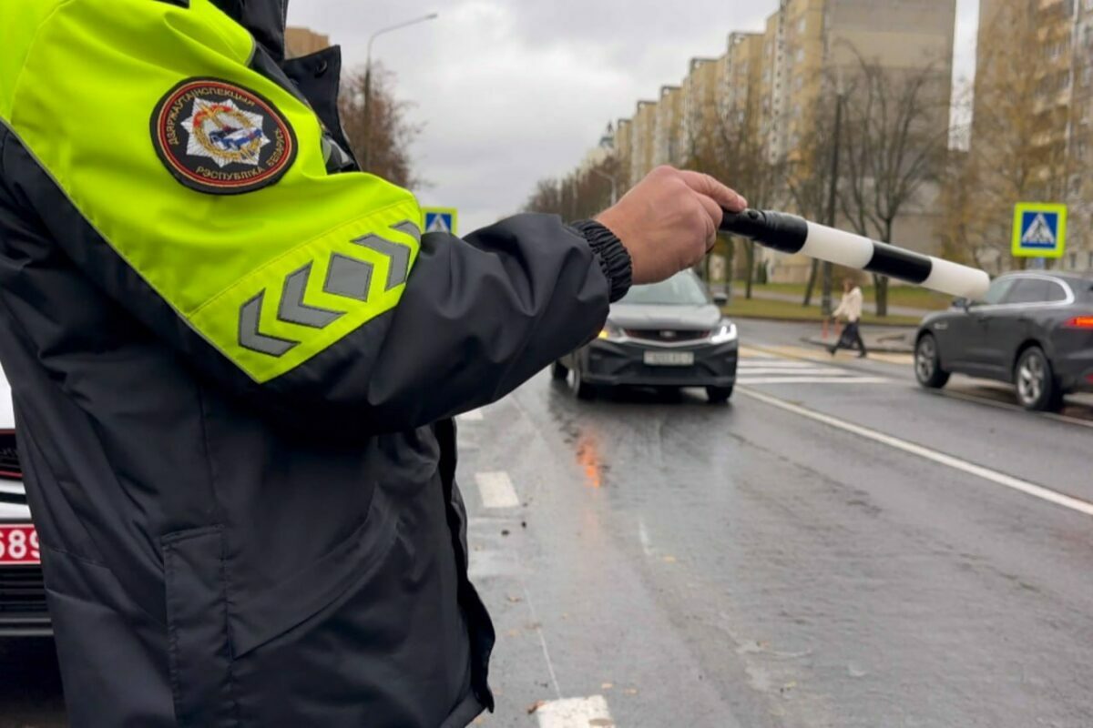 ГАИ Беларуси посоветовала водителям "плавно покидать" дорогу. Что случилось?