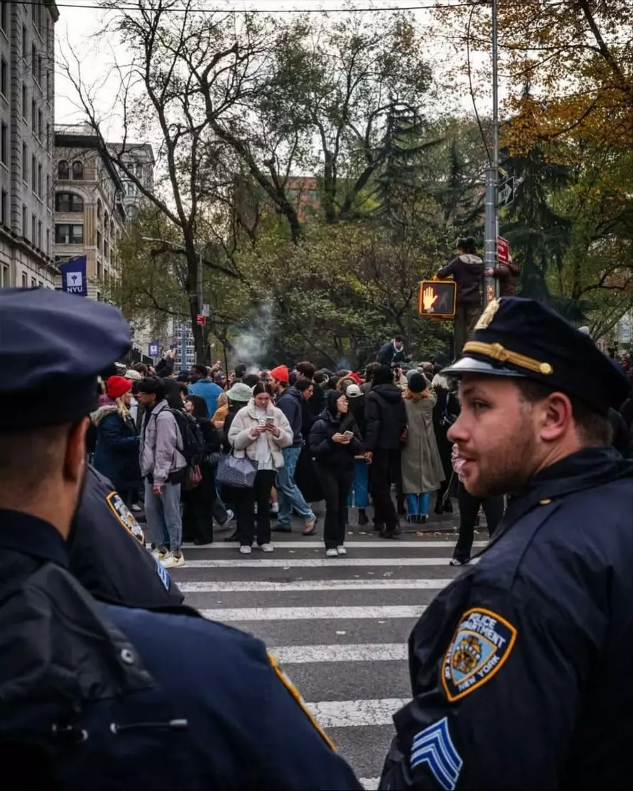 В Нью-Йорке тысячи жителей устроили массовый перекур по призыву пенсионера