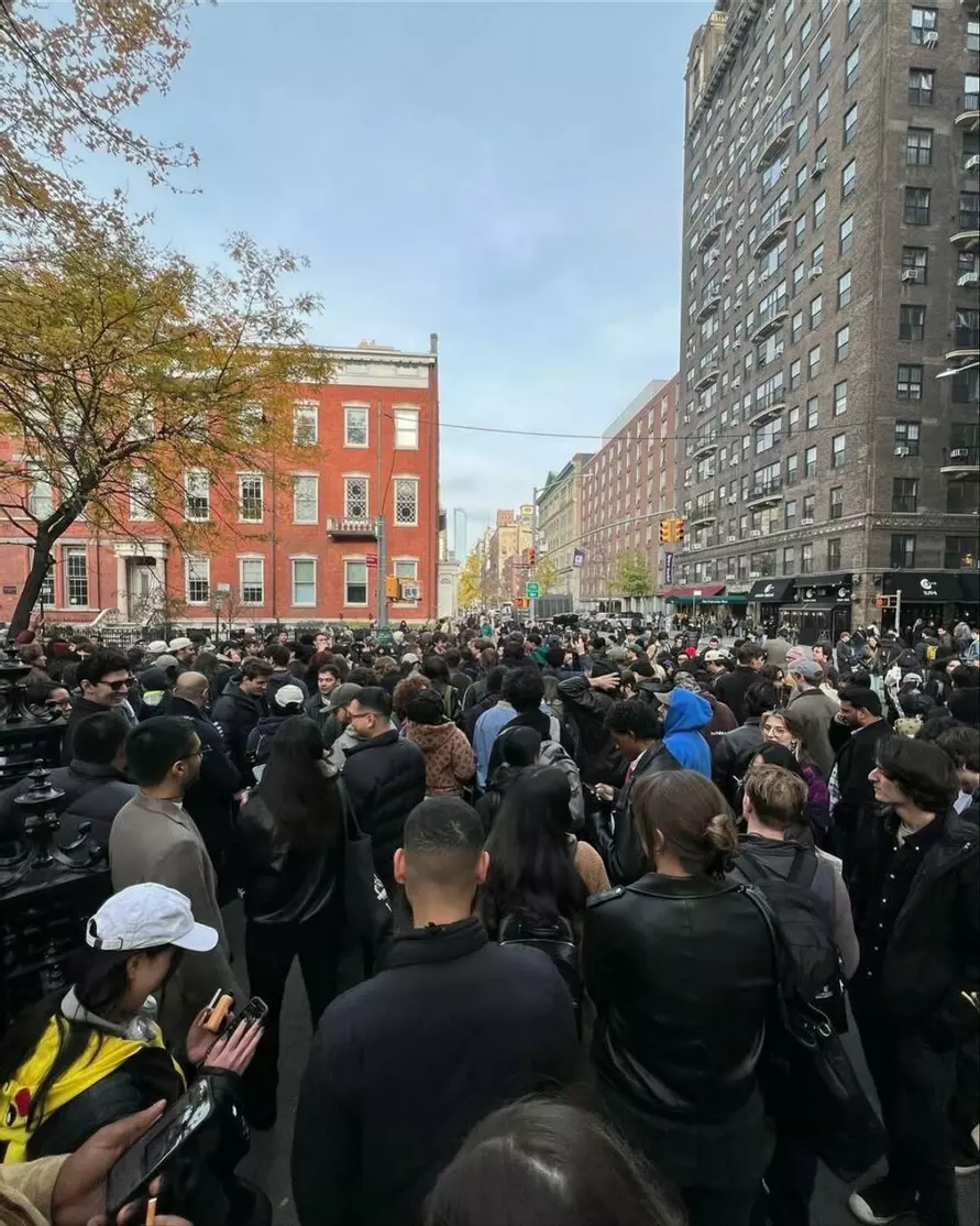 В Нью-Йорке тысячи жителей устроили массовый перекур по призыву пенсионера