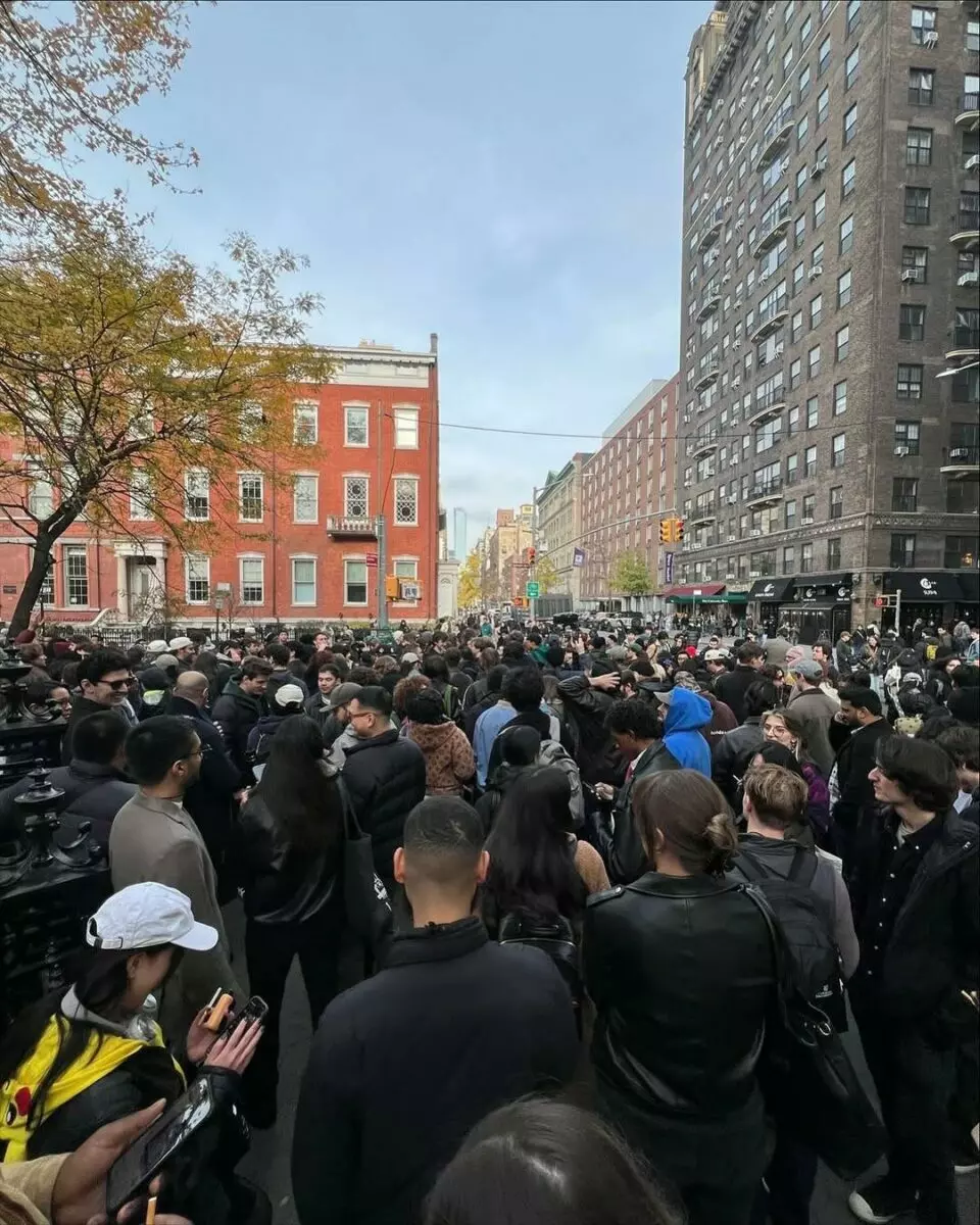 В Нью-Йорке тысячи жителей устроили массовый перекур по призыву пенсионера