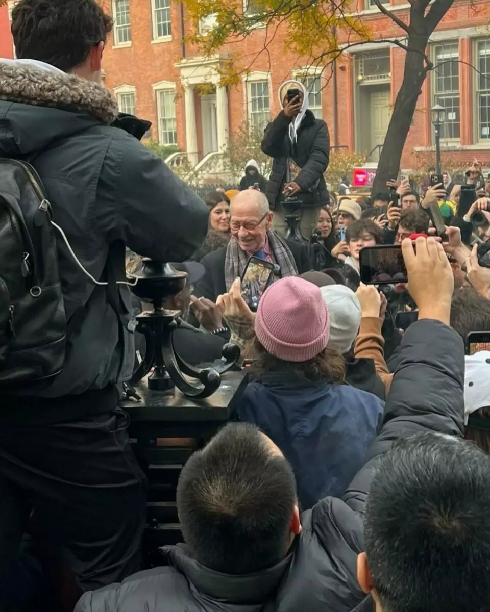 В Нью-Йорке тысячи жителей устроили массовый перекур по призыву пенсионера