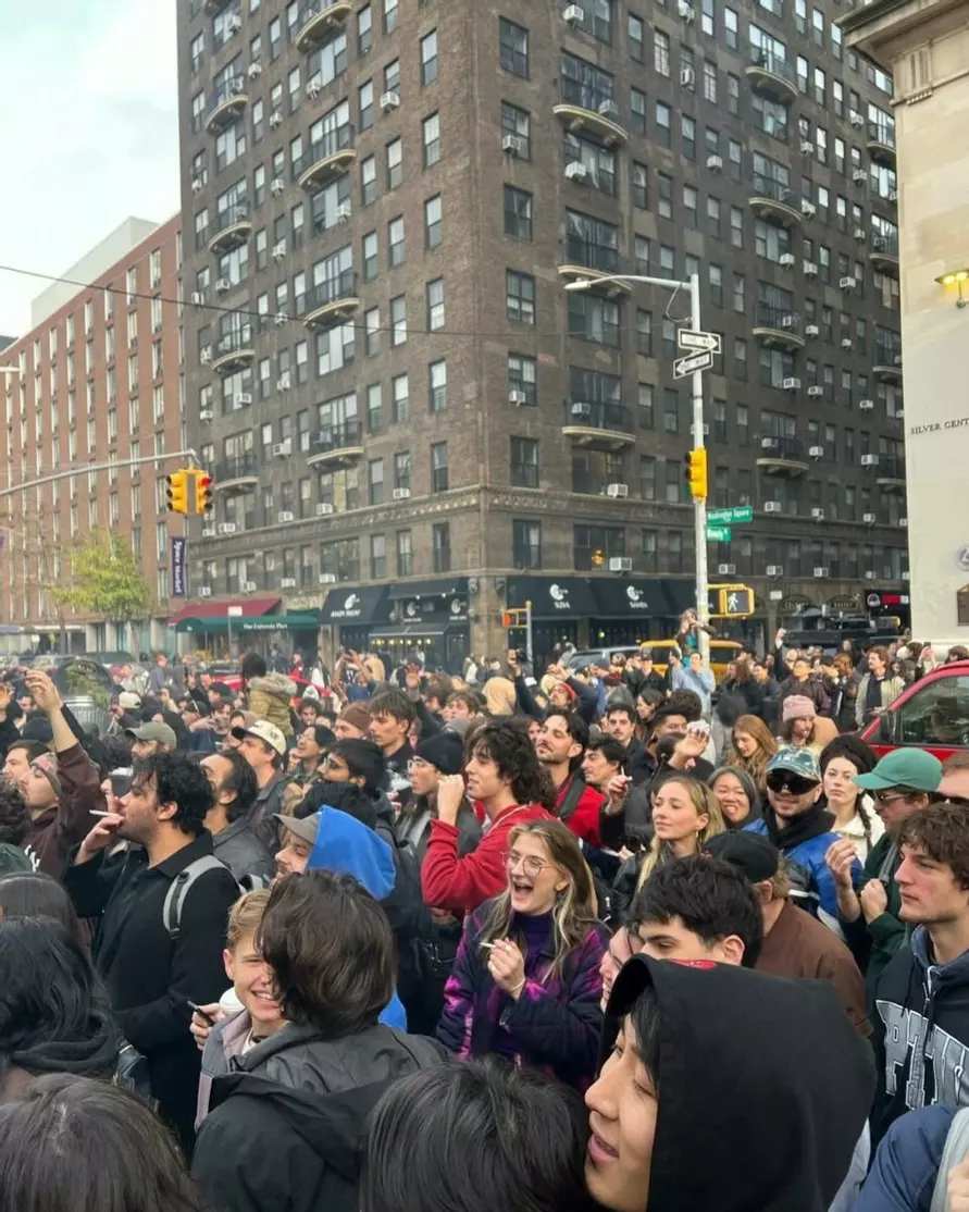 В Нью-Йорке тысячи жителей устроили массовый перекур по призыву пенсионера